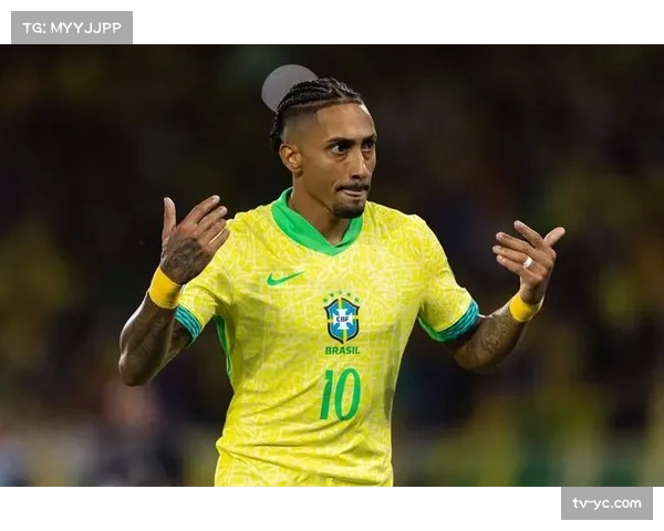 特写：诺坎普球场举办特殊儿童观赛日，拉菲尼亚担任向导